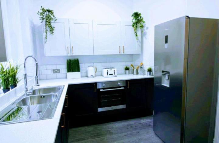 Darwin Stays - Service Accommodation In Newcastle Under Lyme City Centre Exteriér fotografie